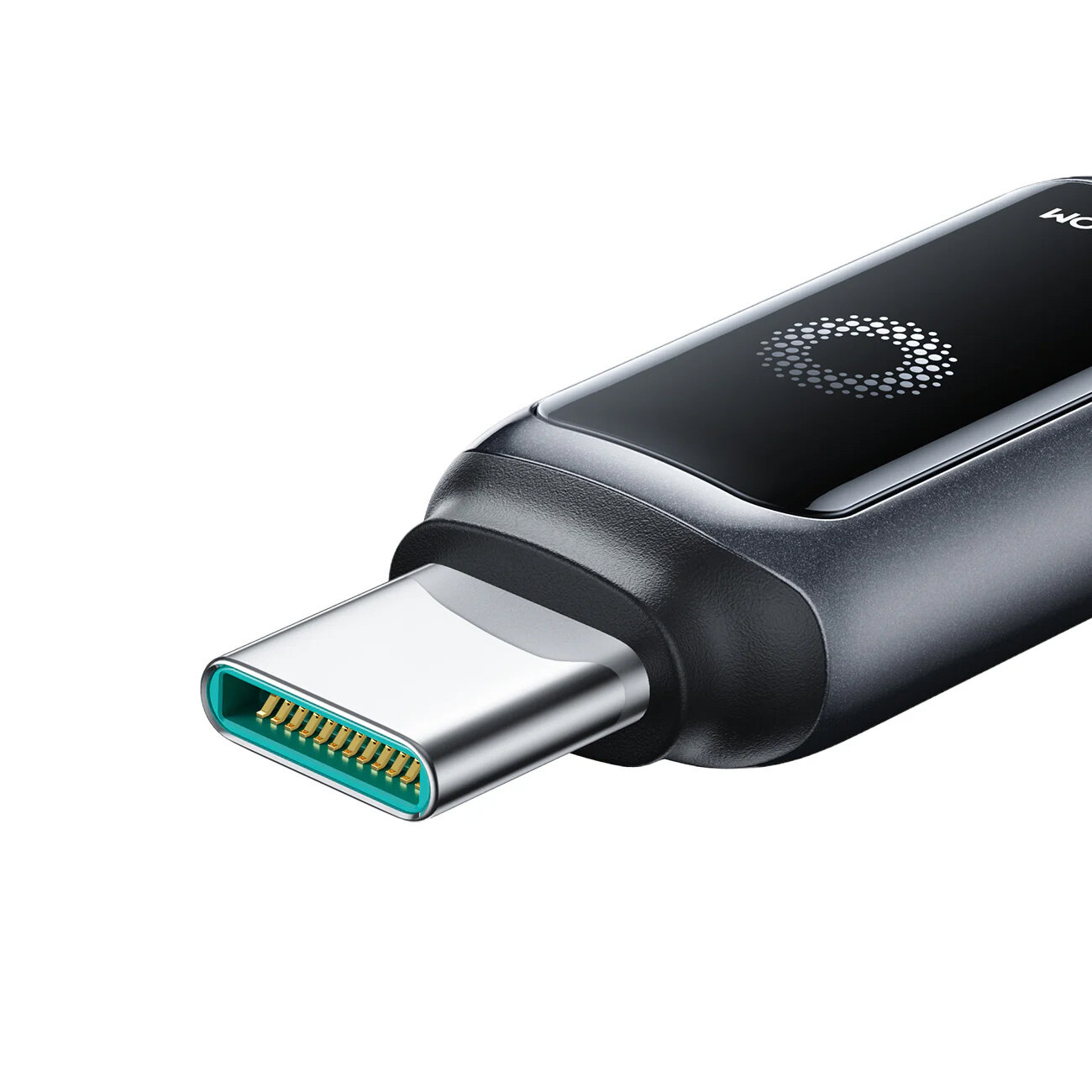 Zbliżenie na końcówkę kabla USB-C z metalicznym wykończeniem i widocznymi pinami. Obudowa jest czarna z okrągłym wzorem z kropek na powierzchni.