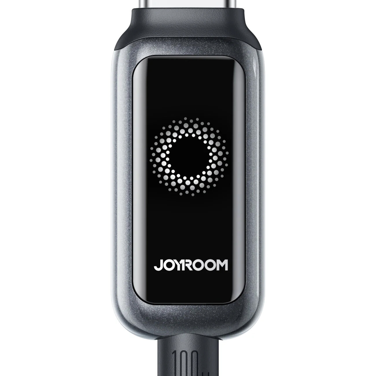 Zbliżenie na końcówkę kabla z logo \'JOYROOM\' oraz okrągłym wzorem z kropek na czarnym tle.