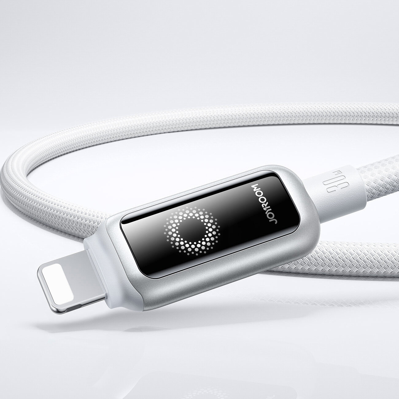Na obrazie widoczny jest kabel z końcówką Lightning, z wyświetlaczem LED na obudowie, na którym widnieje logo \'JOYROOM\'. Kabel ma plecioną strukturę i oznaczenie \'30W\'.