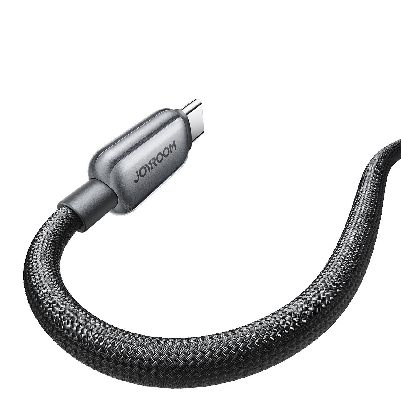 Na obrazie widoczny jest czarny kabel z plecioną osłoną i metalową końcówką USB-C. Na końcówce znajduje się napis \'JOYROOM\'.