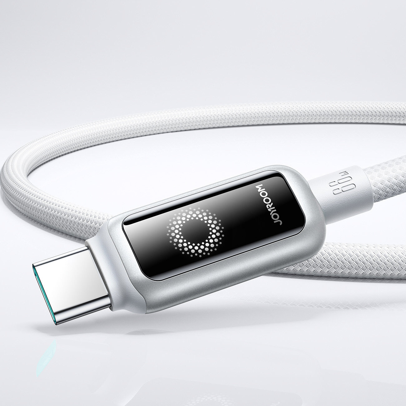 Obraz przedstawia biały kabel USB-C z metaliczną końcówką i wyświetlaczem z logo \'JOYROOM\'. Kabel ma plecioną osłonę i oznaczenie \'66W\'.