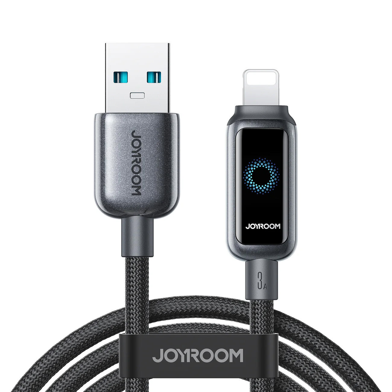 Na obrazie widoczny jest kabel USB-A do Lightning z metalicznymi końcówkami i plecionym przewodem. Na obu końcówkach znajduje się logo \'JOYROOM\', a na jednej z nich widoczny jest wskaźnik LED w kształcie okręgu.