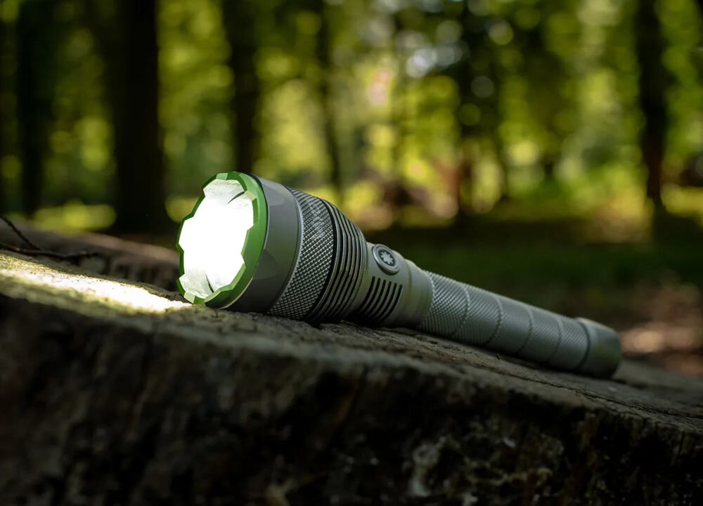 Latarka VAYOX VA0187 w deszczu