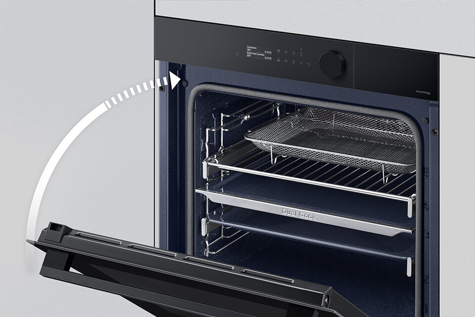 Otwarty piekarnik z widocznymi trzema półkami, z czego jedna to metalowa kratka. Na panelu sterowania widoczny jest pokrętło oraz kilka przycisków i ikon.