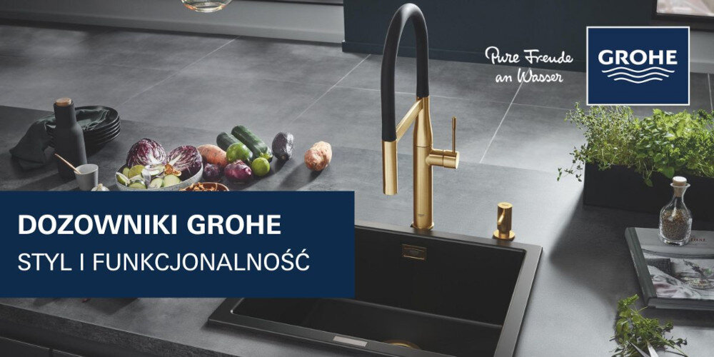 Kuchnia z czarnym zlewem i złotym kranem, na blacie leżą warzywa. Widoczny tekst: \'DOZOWNIKI GROHE STYL I FUNKCJONALNOŚĆ\', logo GROHE oraz napis \'Pure Freude an Wasser\'.