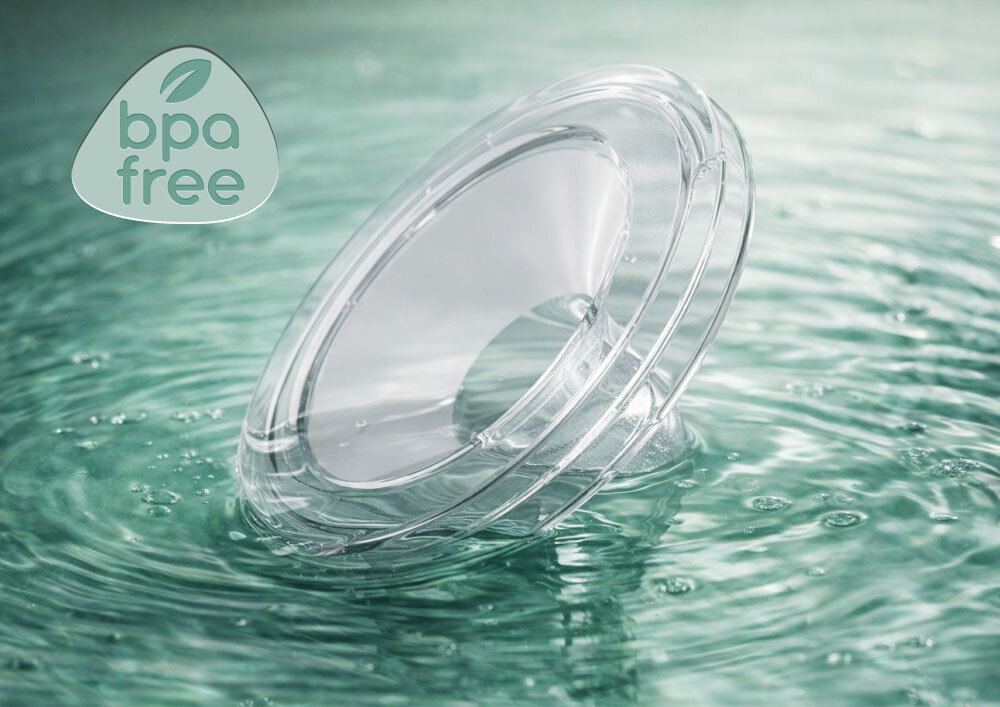 Przezroczysty element leży na powierzchni wody, a w rogu widoczny jest symbol z napisem \'bpa free\'.