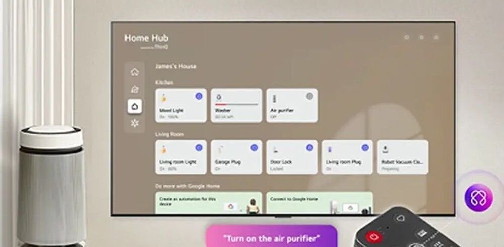Na ekranie telewizora wyświetlony jest interfejs \'Home Hub\' z różnymi opcjami sterowania urządzeniami domowymi, takimi jak światła i oczyszczacz powietrza. Obok znajduje się pilot z przyciskiem i napisem \'Turn on the air purifier\'.