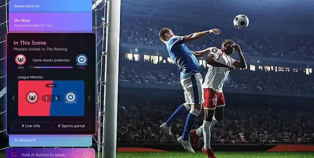 Na obrazie widać dwóch piłkarzy walczących o piłkę na stadionie oraz interfejs użytkownika z informacjami o meczu Phoenix United vs The Roaring. Widoczne są prognozy wyników oraz aktualny wynik 1:3, a także opcje \'Live info\' i \'Sports portal\'.