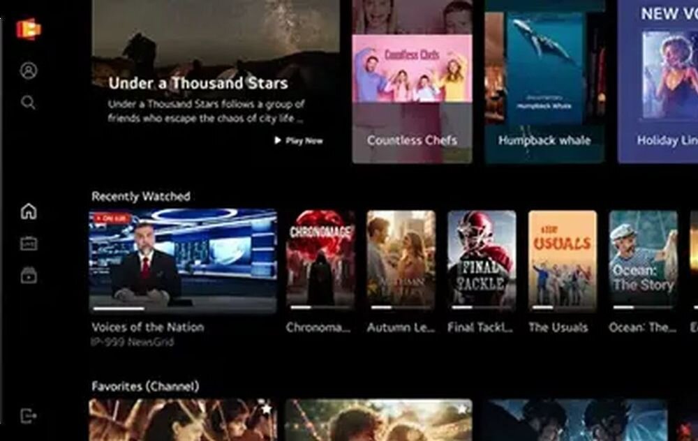 Interfejs użytkownika telewizora z widocznymi miniaturami filmów i programów, takimi jak \'Under a Thousand Stars\' i \'Countless Chefs\'. Po lewej stronie znajduje się pionowe menu z ikonami, a na ekranie widoczne są sekcje \'Recently Watched\' i \'Favorites (Channel)\'.