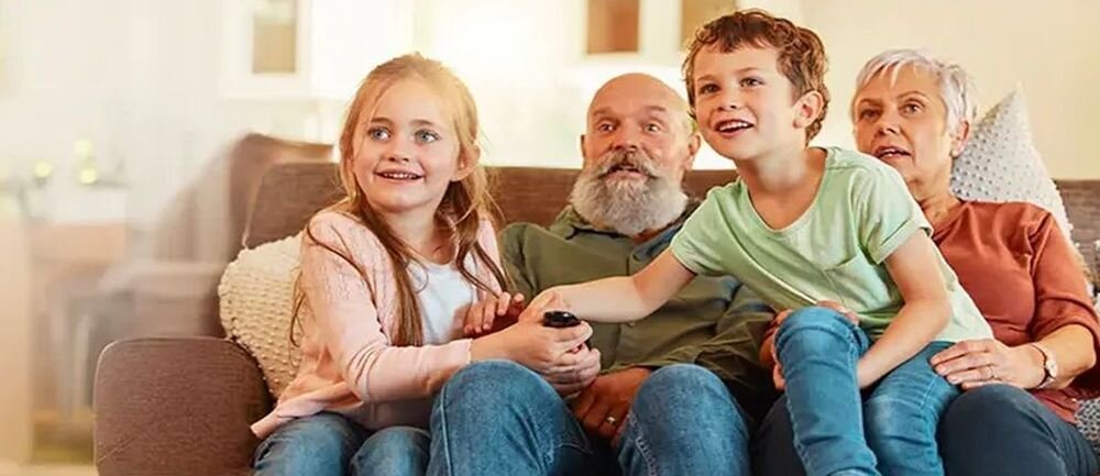 LG OLED55C6ELB dostępność LG ułatwienia OLED TV, osoby siedzące na kanapie w pomieszczeniu