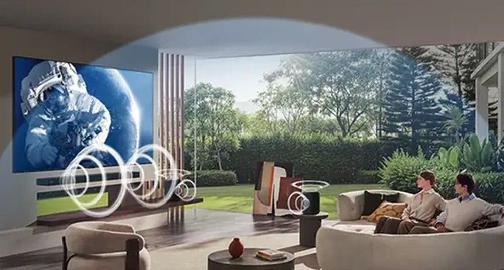 LG OLED77C6ELB Dolby Atmos 360 dźwięk OLED kino, osoby siedzące na kanapie w pomieszczeniu