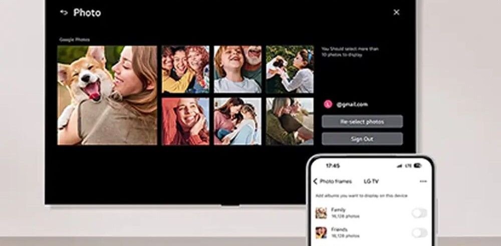 Na ekranie telewizora wyświetlane są miniatury zdjęć przedstawiających ludzi i psa, z menu po prawej stronie zawierającym opcje \'Re-select photos\' i \'Sign Out\'. Na ekranie smartfona widoczne są ustawienia dotyczące wyświetlania zdjęć z opcjami \'Family\' i \'Friends\'.
