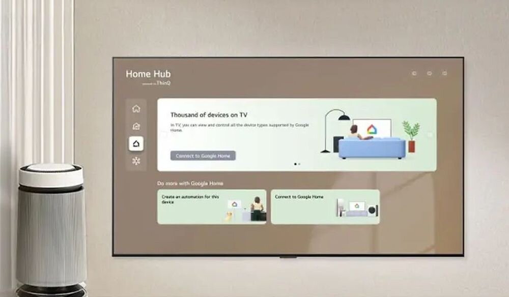 Na ścianie wisi telewizor z wyświetlonym interfejsem \'Home Hub\'. Widoczny tekst: \'Thousand of devices on TV\' oraz przycisk \'Connect to Google Home\'.