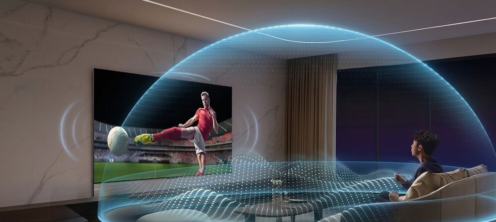 Telewizor TCL 85P8L centrum multimedialne sterowanie głosowe smart TV, osoba oglądająca mecz w telewizji otoczona dżwiękiem
