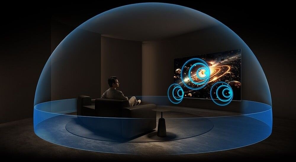 Telewizor TCL 65P8L ONKYO 2.1 Hi-Fi dźwięk bas kino domowe, osoba siedząca na kanapie otoczona dźwiękiem z telewizora