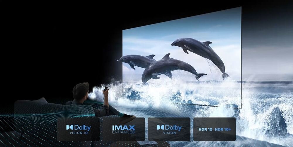 Telewizor TCL 65P8L Dolby Vision IQ IMAX Enhanced HDR10+ kino domowe, osoba siedząca na kanapie oglądająca program w telewizji