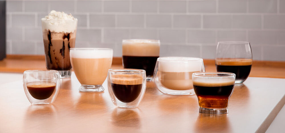 Ekspres CECOTEC Cremmaet Compactccino Connected White Rose 25 różnych napojów kawowych różnorodność każdy miłośnik kawy zaspokojone gusta przygotowanie czegoś innego preferowany napój intuicyjne menu wyjątkowa kawa dostosowana do upodobań 