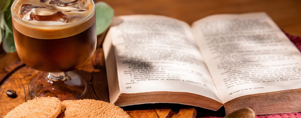 Ekspres CECOTEC Cremmaet Compactccino Connected White Rose dla miłośników kawy mrożonej różnorodne przepisy orzeźwiające napoje na gorące dni kawa mrożona tradycyjne napoje ciekawe smaki na każdą okazję 