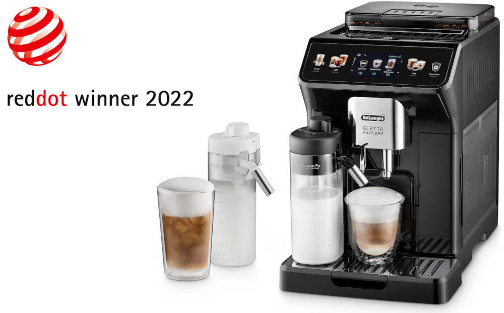 Na obrazie znajduje się ekspres do kawy z logo \'DeLonghi Eletta Explore\', obok którego stoją dwa pojemniki z napojami. Po lewej stronie widoczny jest napis \'reddot winner 2022\'.
