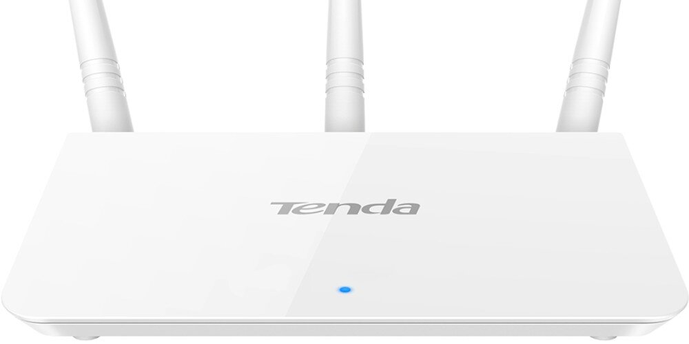 Router TENDA F3 Biały, płaski router z logo Tenda na górnej obudowie, wyposażony w trzy pionowe anteny oraz małą, niebieską diodę kontrolną na środku przedniej krawędzi
