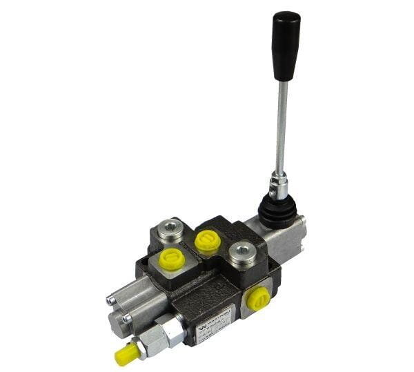 Na obrazie widoczny jest metalowy rozdzielacz hydrauliczny z dźwignią i żółtymi zaślepkami na złączach. Na urządzeniu znajduje się tabliczka znamionowa z tekstem, ale nie jest on czytelny.