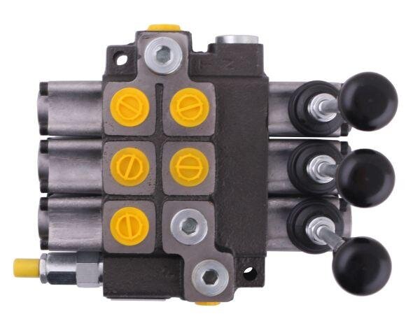 Na obrazie widoczny jest metalowy rozdzielacz hydrauliczny z trzema dźwigniami i żółtymi elementami. Produkt ma kilka okrągłych złączek i śrub mocujących.
