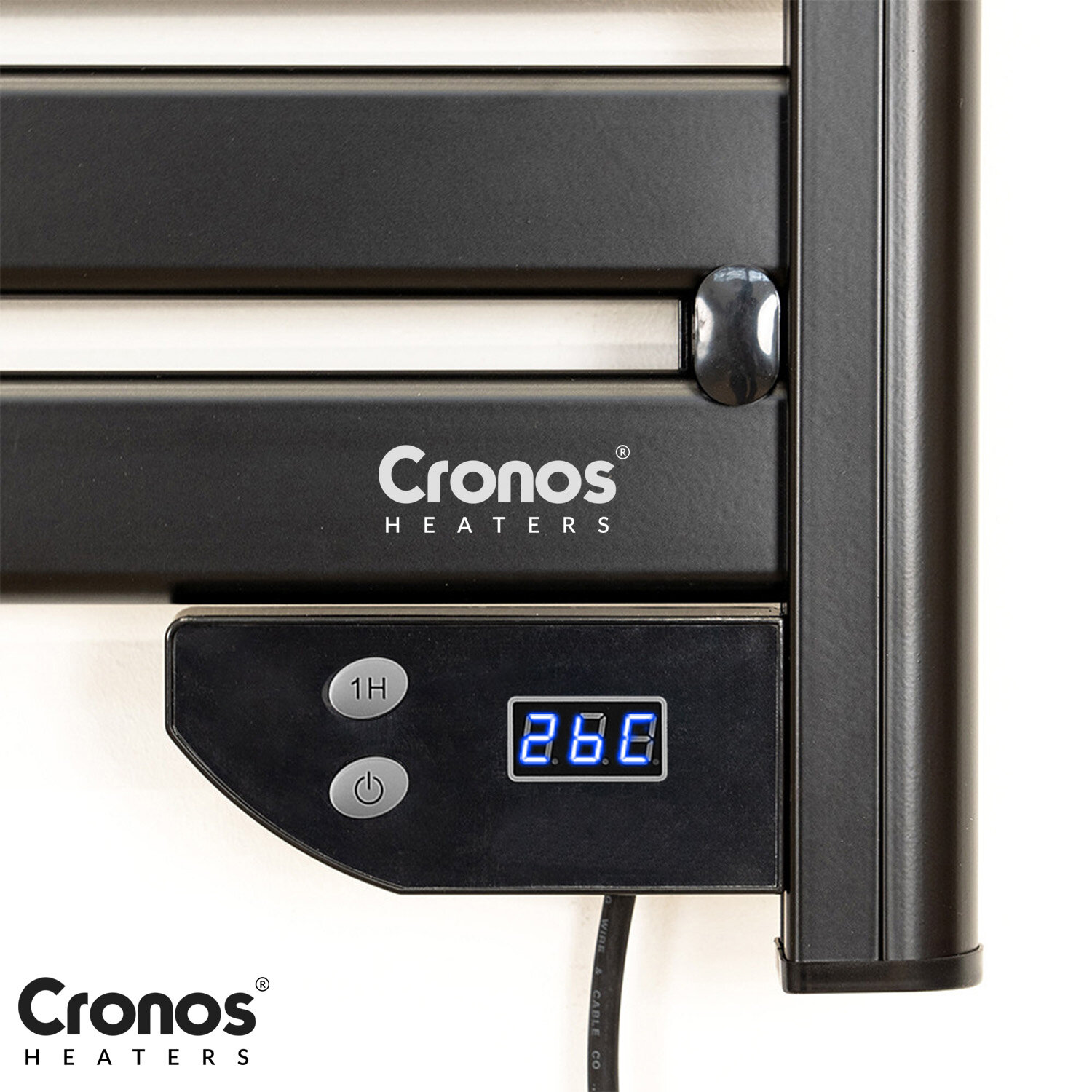 Czarny grzejnik łazienkowy z logo \'Cronos HEATERS\' oraz wyświetlaczem pokazującym temperaturę 26°C. Obok wyświetlacza znajdują się dwa przyciski oznaczone \'1H\' i symbolem włączania.