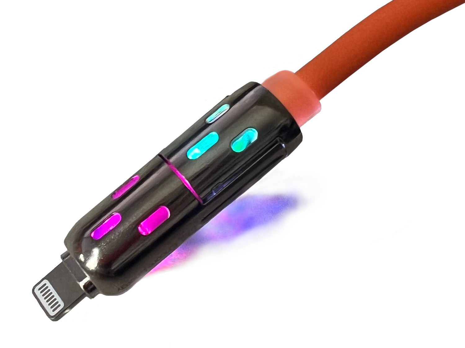 Na obrazie widoczny jest pomarańczowy kabel z podświetlaną wtyczką, która emituje różnokolorowe światło. Wtyczka ma metaliczne wykończenie i widoczny jest port Lightning.