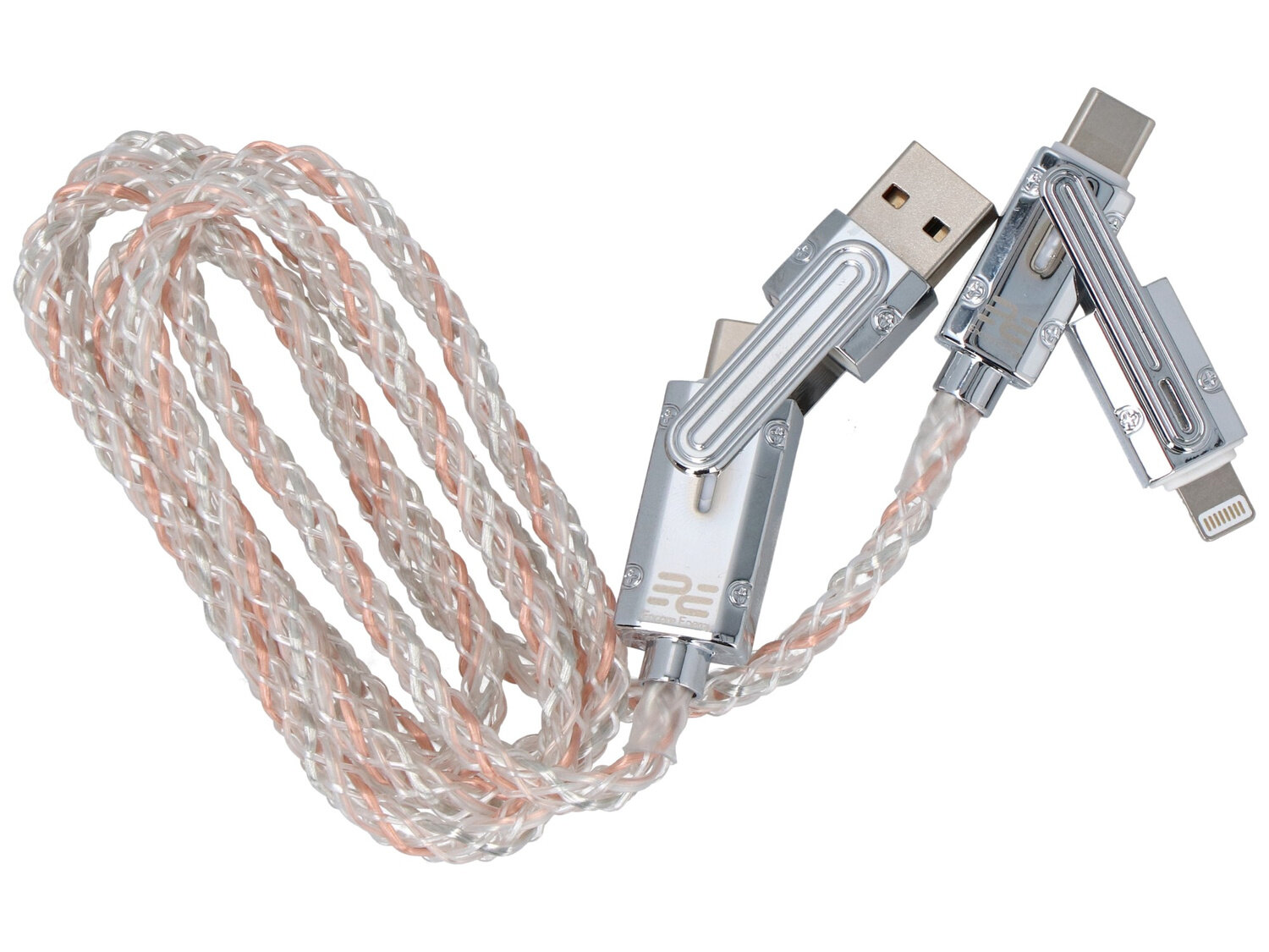 Na obrazie widoczny jest pleciony kabel z trzema różnymi końcówkami: USB, USB-C i Lightning. Końcówki mają metaliczne wykończenie z widocznym logo \'EE\'.