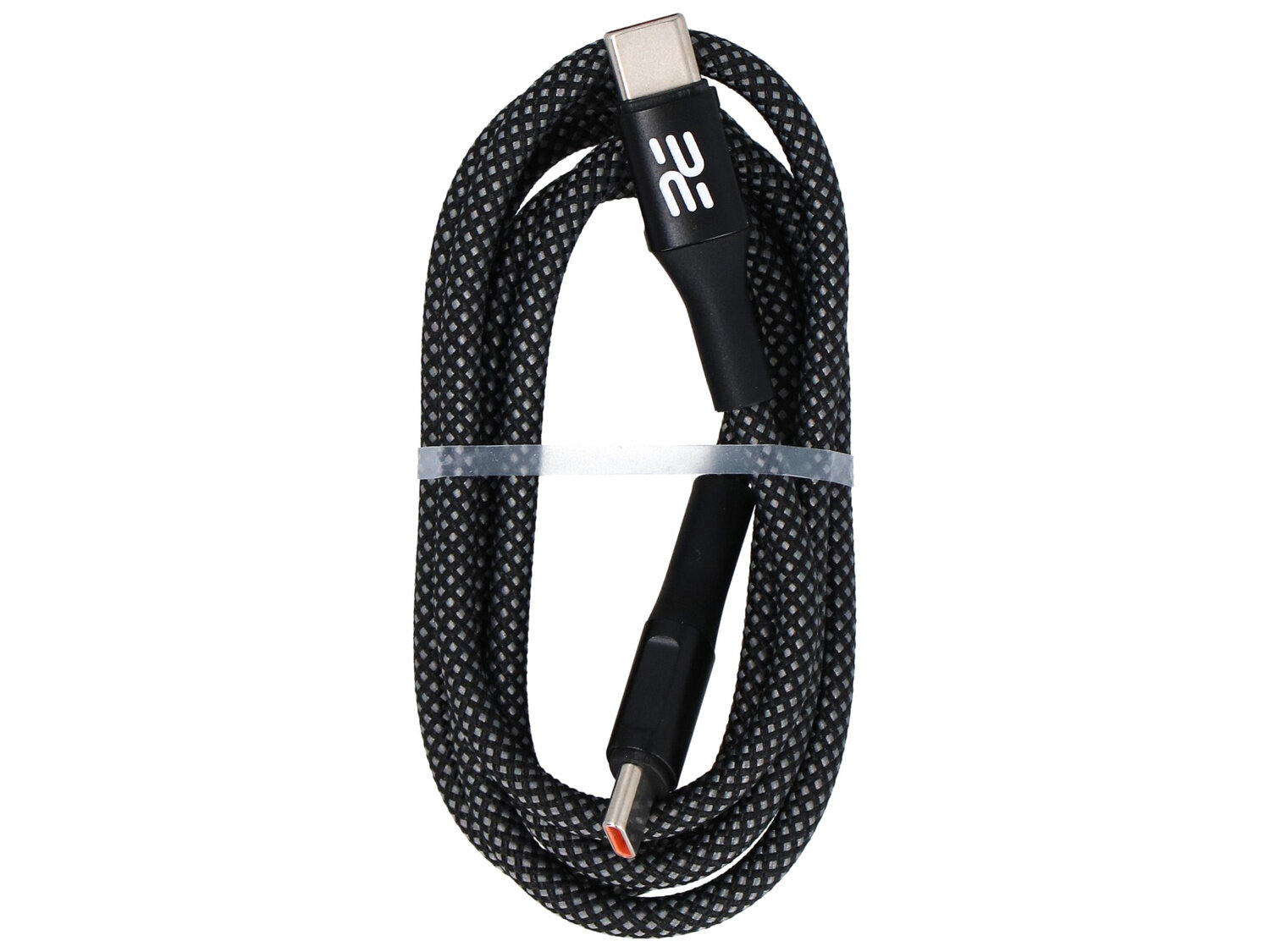 Na obrazie widoczny jest szary, pleciony kabel USB-C — USB-C z logo \'EE\' na jednym z końców. Kabel jest zwinięty i zabezpieczony przezroczystą opaską.
