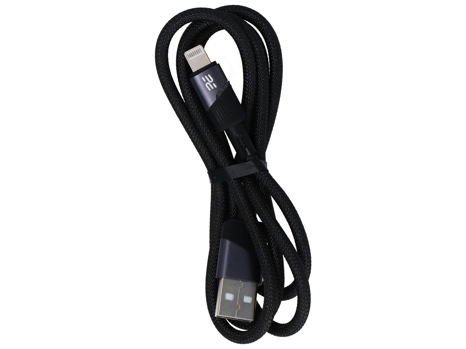 Czarny kabel USB-A do Lightning z plecionym oplotem, z widocznymi końcówkami z metalicznymi elementami. Na jednej z końcówek znajduje się logo \'EE\'.