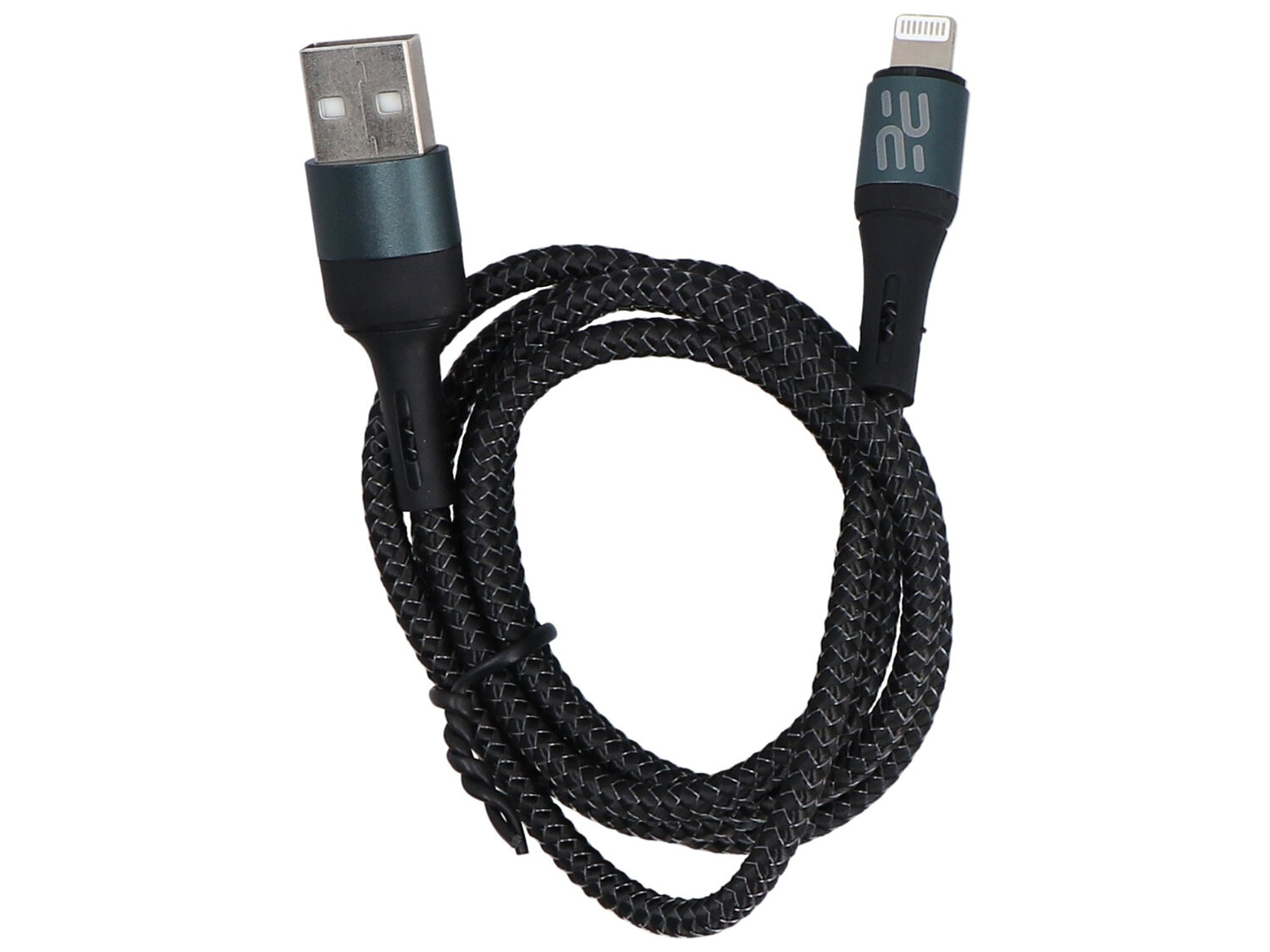 Czarny, pleciony kabel USB-A do Lightning z metalowymi końcówkami. Na jednej z końcówek widoczne jest logo producenta.