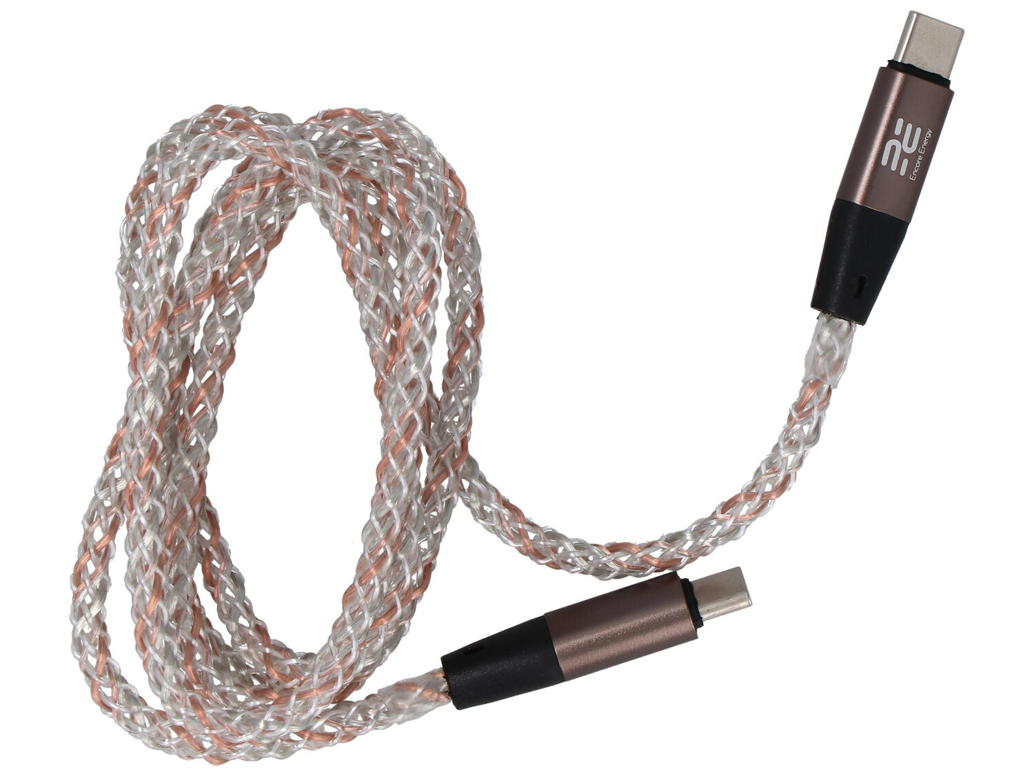 Zdjęcie przedstawia pleciony kabel USB-C do USB-C z metalowymi końcówkami. Na jednej z końcówek widoczne jest logo \'EE\'.