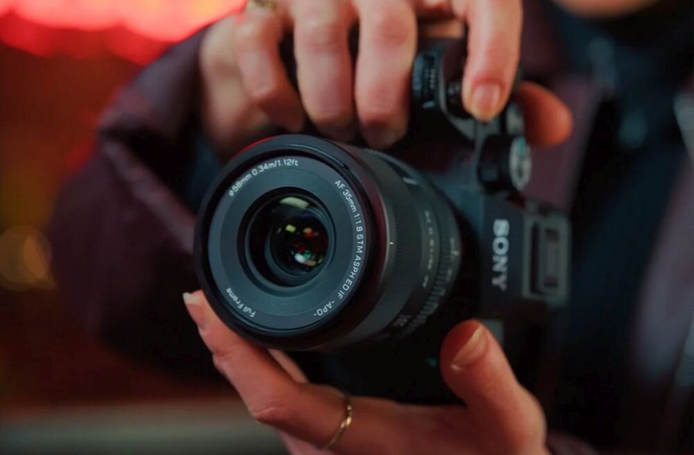 VILTROX AF 35 mm f-1.8 II EVO minimalna odległość ostrzenia 0.34 m detale zbliżenia