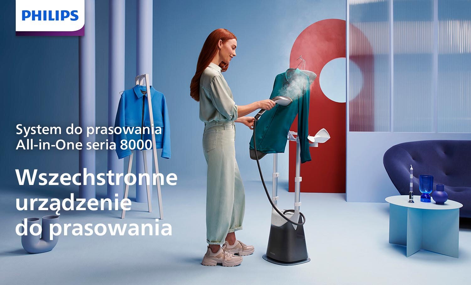 Kobieta prasuje ubranie za pomocą systemu do prasowania. Na obrazie widoczny jest tekst: \'System do prasowania All-in-One seria 8000 Wszechstronne urządzenie do prasowania\' oraz logo PHILIPS.