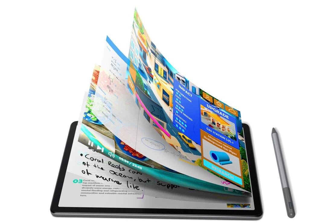 Tablet z wyświetlaczem pokazującym kilka przewracających się stron z kolorowymi grafikami i tekstem. Obok tabletu leży szary rysik.