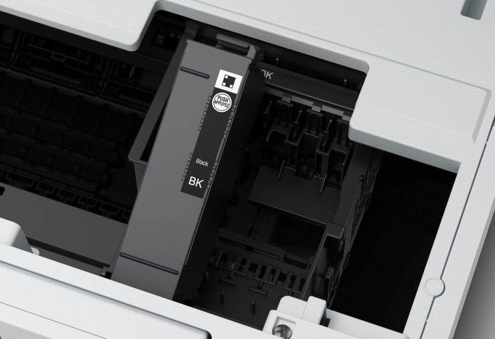 Urządzenie wielofunkcyjne EPSON WorkForce Pro WF-M4619DWF Wnętrze drukarki z widocznym dużym wkładem atramentowym w kolorze czarnym z oznaczeniem „BK”, umieszczonym w gnieździe, wkład atramentowy, wydajność