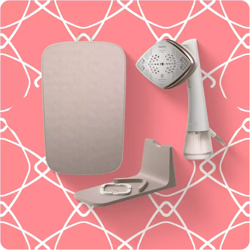 Na różowym tle z białym wzorem widoczna jest parownica do ubrań z białą rączką i metalową stopą. Obok znajdują się akcesoria: prostokątna podkładka i uchwyt.