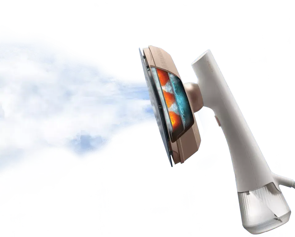 Na obrazie widoczna jest parownica do ubrań w kolorze białym, z której wydobywa się strumień pary. Urządzenie ma przezroczysty zbiornik na wodę.