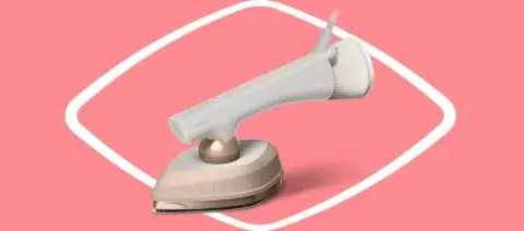 Na różowym tle znajduje się parownica do ubrań w kolorze beżowym z białymi elementami. Urządzenie ma kształt przypominający żelazko.