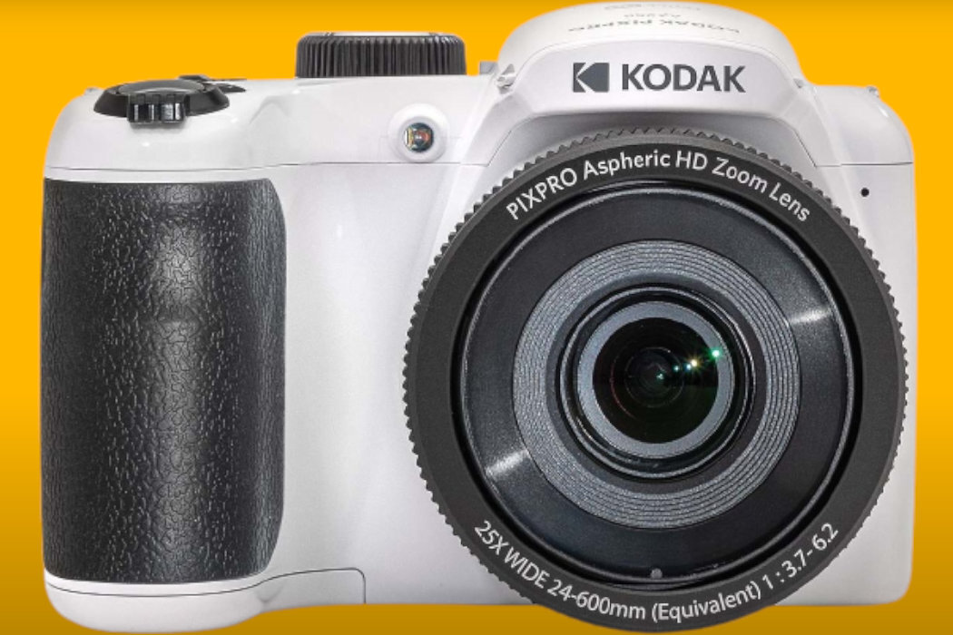 Biały aparat fotograficzny z logo KODAK na górze, posiadający obiektyw z napisem \'PIXPRO Aspheric HD Zoom Lens 25X WIDE 24-600mm (Equivalent) 1:3.7-6.2\'.