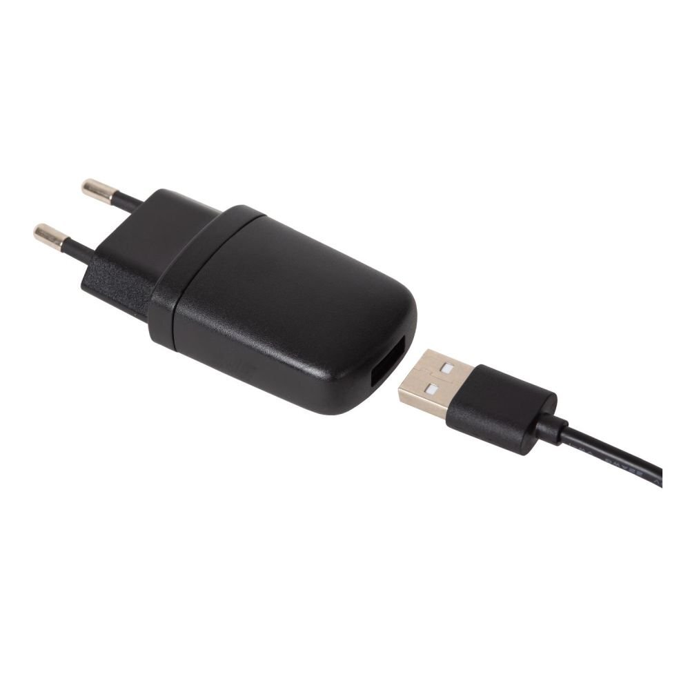 Czarny adapter sieciowy z wtyczką USB oraz odłączonym kablem USB. Adapter ma standardowe wtyki do gniazdka elektrycznego.
