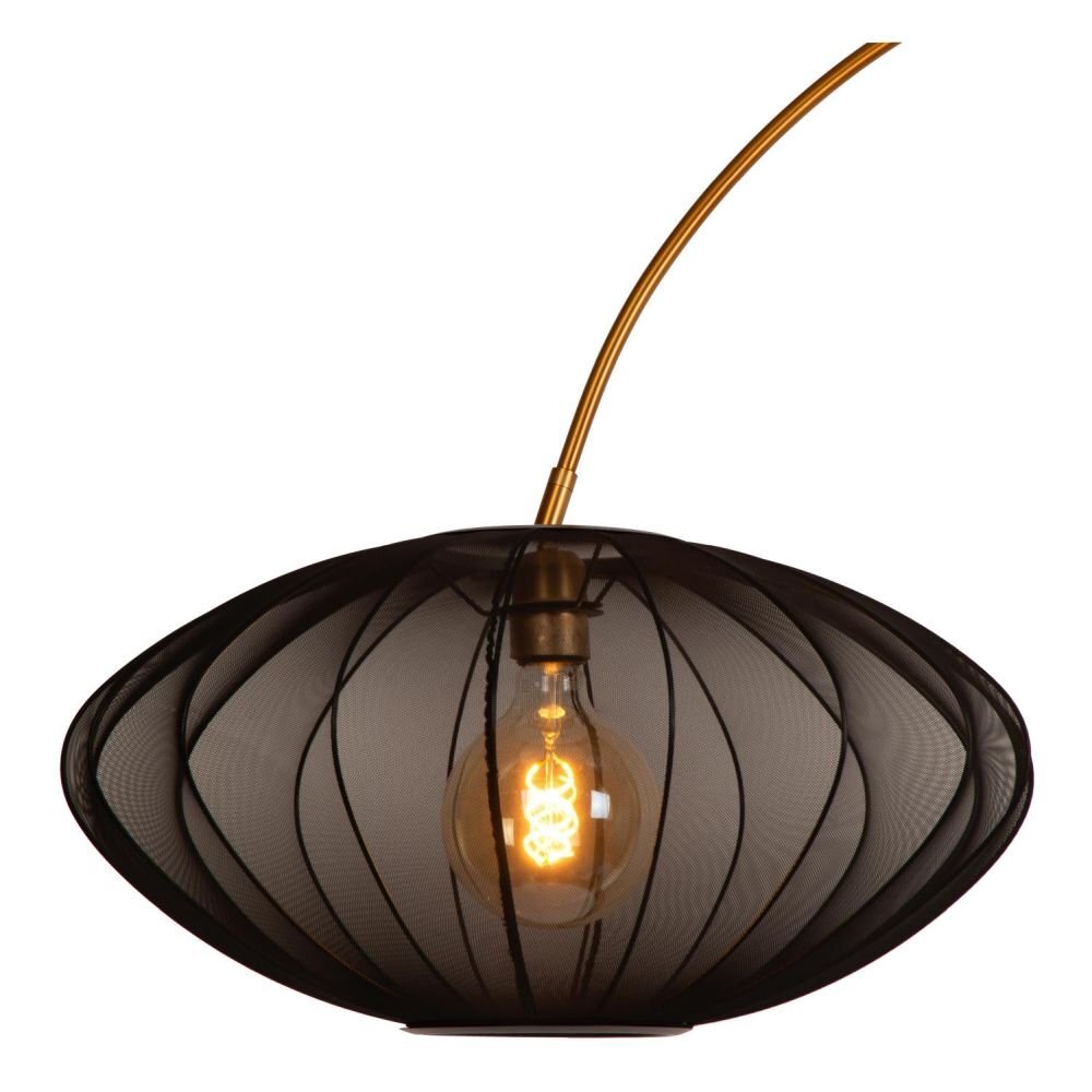 Lampa podłogowa z czarnym, ażurowym kloszem i widoczną żarówką wewnątrz. Klosz jest zamocowany na złotym, zakrzywionym ramieniu.