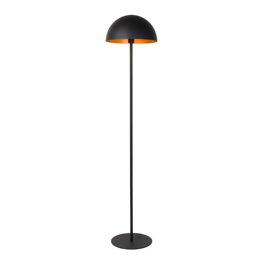 Czarna lampa podłogowa z półokrągłym kloszem i prostym, smukłym trzonem, stojąca na okrągłej podstawie.