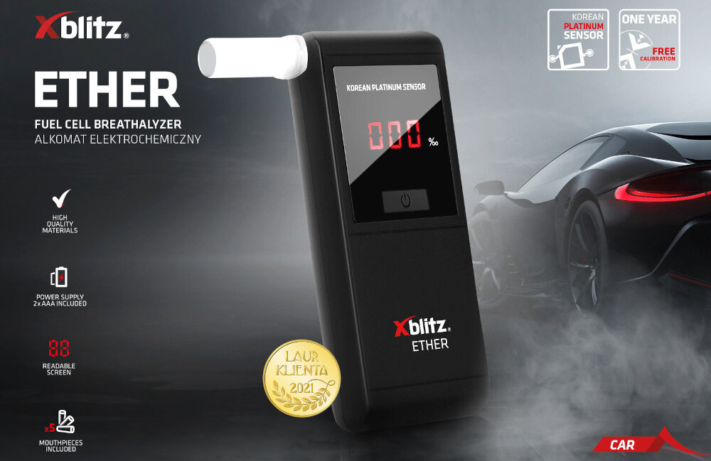 Obraz przedstawia alkomat Xblitz Ether z wyświetlaczem pokazującym \'0.00%\'. W tle widoczny jest samochód sportowy, a na pierwszym planie znajduje się złoty medal z napisem \'Laur Klienta 2021\'.