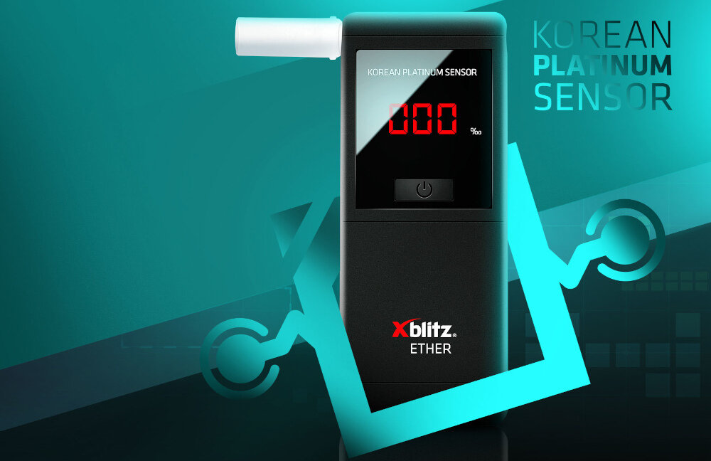 Na obrazie widoczny jest alkomat z wyświetlaczem pokazującym \'000 ‰\' oraz napisem \'KOREAN PLATINUM SENSOR\'. Logo \'xblitz ETHER\' znajduje się na dole urządzenia.