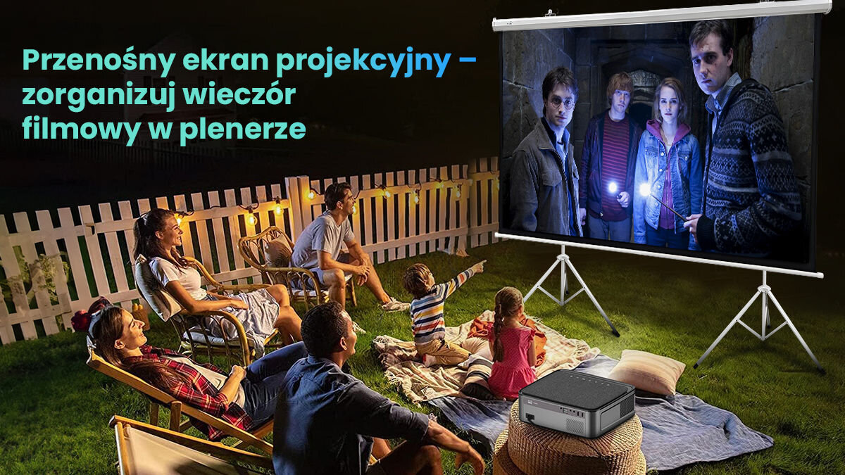 Grupa ludzi siedzi na trawie przed ekranem projekcyjnym, na którym wyświetlany jest film. Tekst na obrazie: \'Przenośny ekran projekcyjny – zorganizuj wieczór filmowy w plenerze\'.