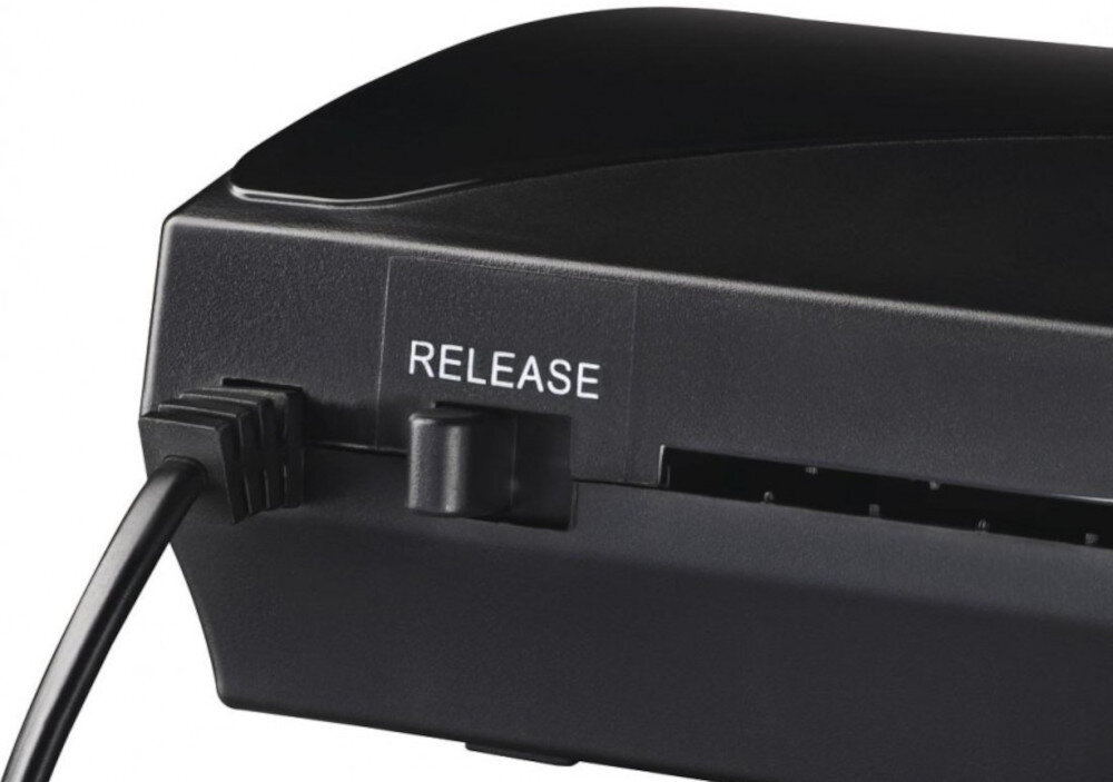 Czarny laminator z widocznym napisem \'RELEASE\' oraz wtyczką z przewodem.