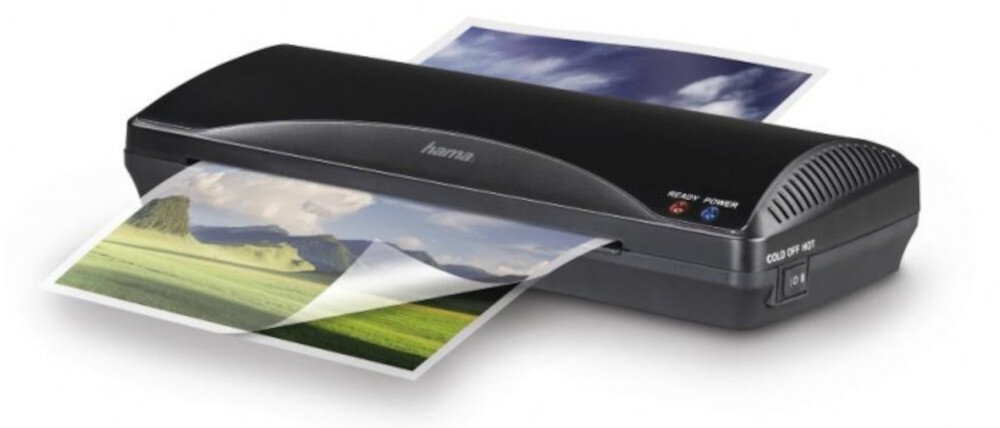 Czarny laminator z logo \'hama\' na górze, z którego wychodzi zalaminowany arkusz z krajobrazem. Na urządzeniu widoczne są przyciski \'READY\' i \'POWER\' oraz napis \'COLD & HOT\'.