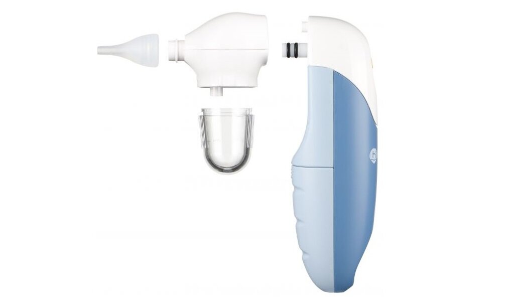 Na obrazie znajduje się aspirator do nosa w kolorze białym i niebieskim, z przezroczystym pojemnikiem na wydzielinę. Urządzenie ma ergonomiczny kształt i jest przeznaczone do użytku domowego.